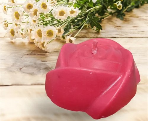 Rose scented candle